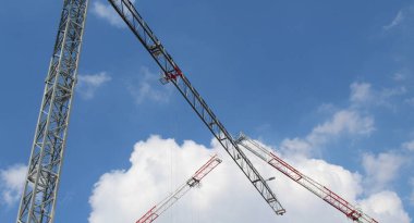 İlkbaharda inşaat sahasında çalışma devam ediyor - iş.