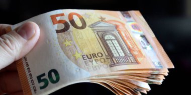 50 avroluk banknotlar saymak - zenginlik