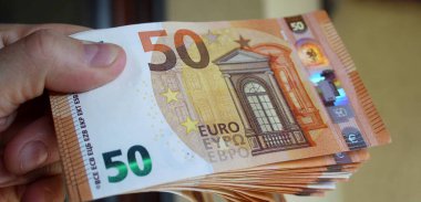 50 avroluk banknotlar saymak - zenginlik