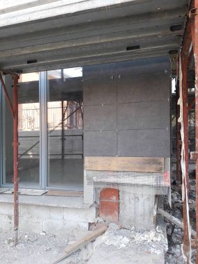 İlkbaharda inşaat sahasında çalışma devam ediyor - iş.