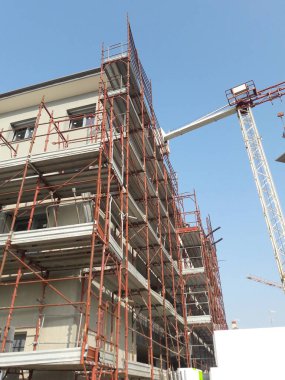 İlkbaharda inşaat sahasında çalışma devam ediyor - iş.