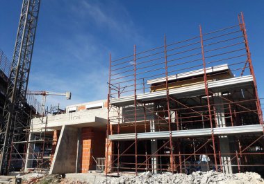 Baharda inşaat sahasında çalışma sürüyor