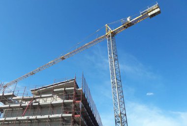 Baharda inşaat sahasında çalışma sürüyor