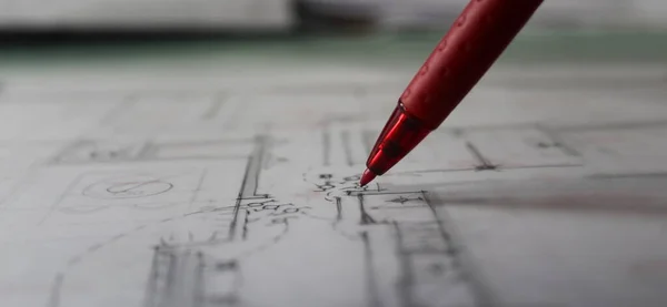 Profesyonel stüdyosunda serbest tasarım yapan bir mimar.