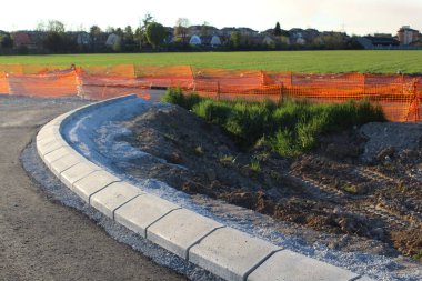 Bir bahar günü yol çalışmaları devam ediyor.