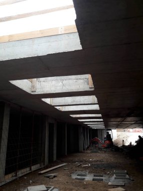 İnşaat alanının bodrumunda çalışma sürüyor.