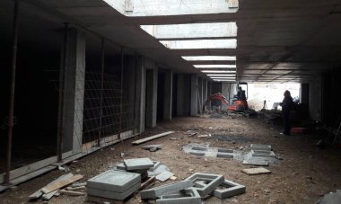 İnşaat alanının bodrumunda çalışma sürüyor.