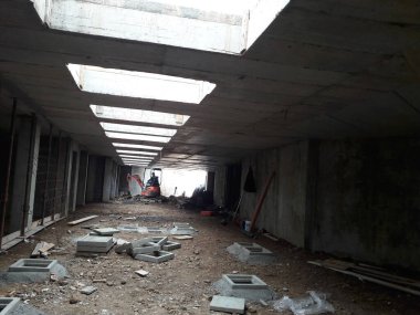 İnşaat alanının bodrumunda çalışma sürüyor.