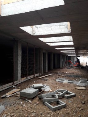 İnşaat alanının bodrumunda çalışma sürüyor.