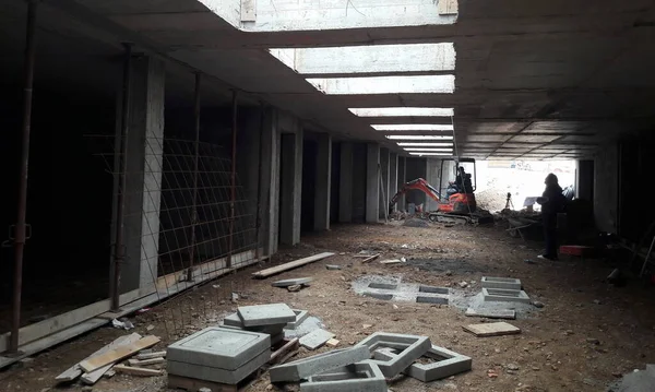 İnşaat alanının bodrumunda çalışma sürüyor.