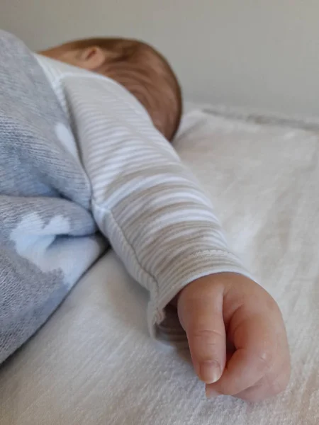 Mão Recém Nascido Sua Cama — Fotografia de Stock