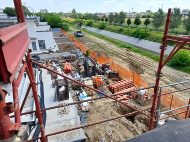 İnşaat alanında çalışma sürüyor.