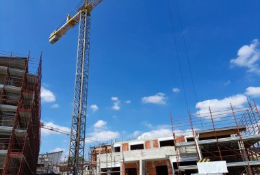 Baharda inşaat sahasında çalışma sürüyor