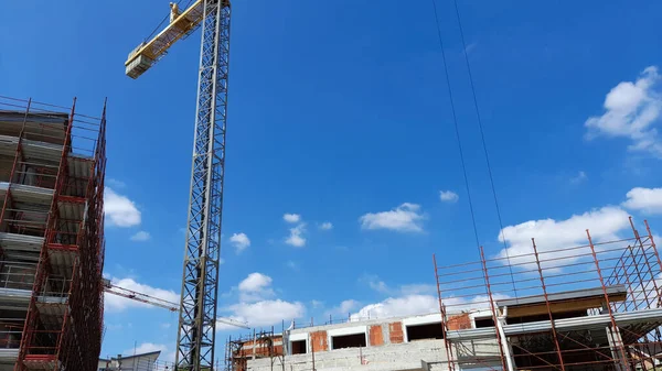 Baharda inşaat sahasında çalışma sürüyor