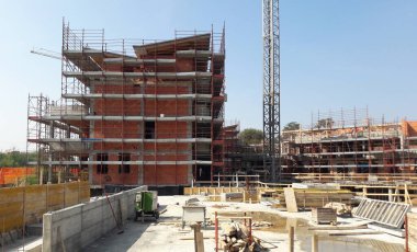Baharda inşaat sahasında çalışma sürüyor