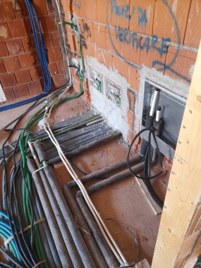 İnşaat alanında teknoloji sistemleri inşa ediliyor.