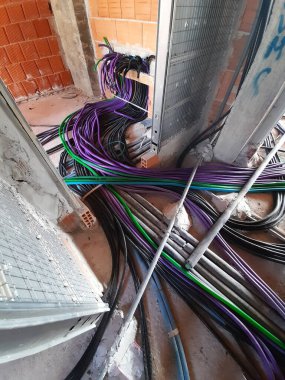 İnşaat alanında teknoloji sistemleri inşa ediliyor.