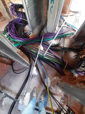 İnşaat alanında teknoloji sistemleri inşa ediliyor.