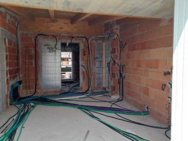 İnşaat alanında teknoloji sistemleri inşa ediliyor.