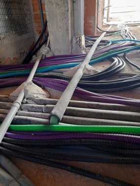 İnşaat alanında teknoloji sistemleri inşa ediliyor.