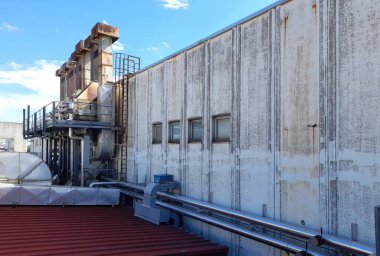 Endüstriyel bir binada bacalar