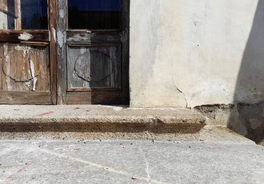 Yükselen nemden kaynaklanan binalara hasar