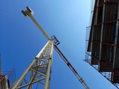 İnşaat alanında çalışma sürüyor.