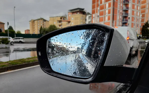 雨の中で車のレビューミラー — ストック写真