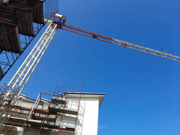 İnşaat alanında çalışma sürüyor.