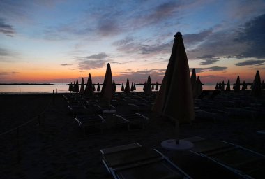 Yazın kumsalda gün doğumu