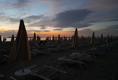 Yazın kumsalda gün doğumu