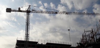 Sonbaharda inşaat sahasında çalışma sürüyor