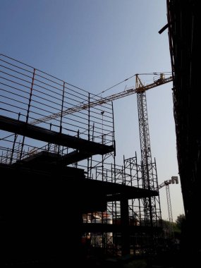 Sonbaharda inşaat sahasında çalışma sürüyor