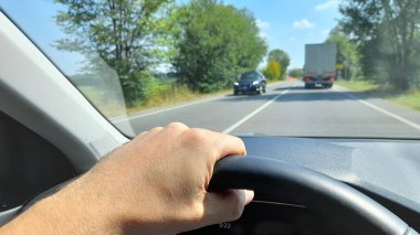 Adam kendi arabasını sürüyor.