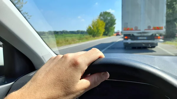 自分の車を運転する男 — ストック写真