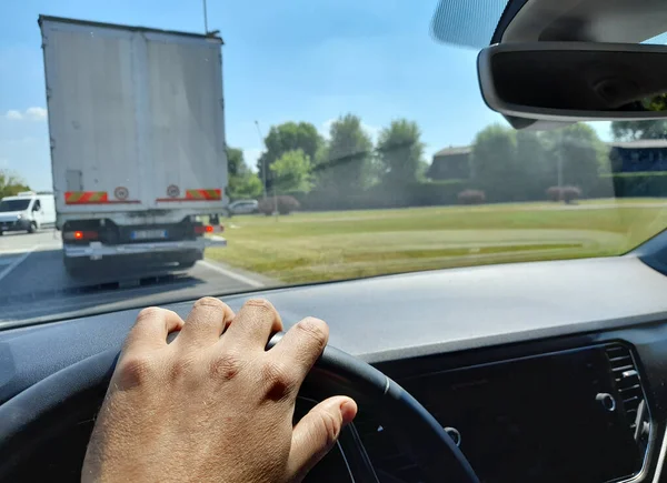 自分の車を運転する男 — ストック写真