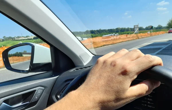 Man Die Zijn Eigen Auto Rijdt — Stockfoto