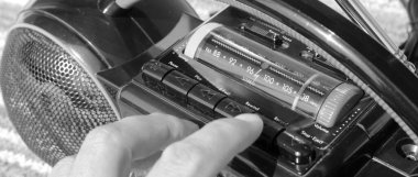 Bir müzik kasetiyle klasik müzik dinlemek.