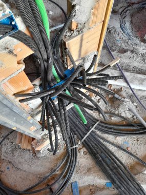 İnşaat alanındaki tesislerin boruları.