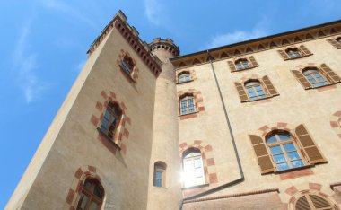 Yazın İtalya 'da yenilenmiş bir ortaçağ şatosunu ziyaret edin.