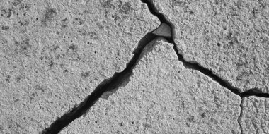 Depremin ardından duvarda çatlak var.