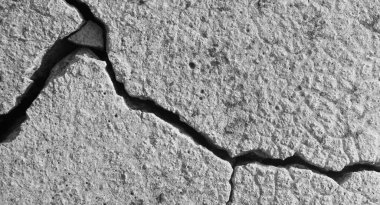 Depremin ardından duvarda çatlak var.