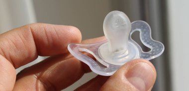 Yeni doğmuş bir silikonun emziği