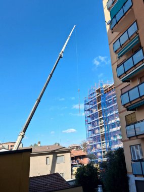 Yaz boyunca kentte inşaat çalışmaları devam ediyor - yeni bir kondominyum inşası veya mevcut bir konutun yenilenmesi