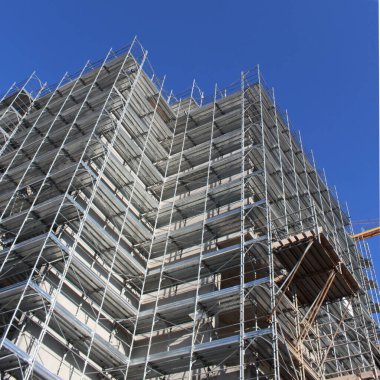 Yazın bir inşaat sahasında çalışma sürüyor - yeni bir kondominyum inşa etmek veya mevcut bir konutu yenilemek