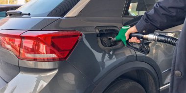 Benzin istasyonunda arabanı dolduruyorsun.