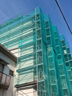 Yazın şehir inşaatında çalışma devam ediyor. Yeni bir apartman inşaatı.