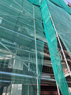 Yazın şehir inşaatında çalışma devam ediyor. Yeni bir apartman inşaatı.