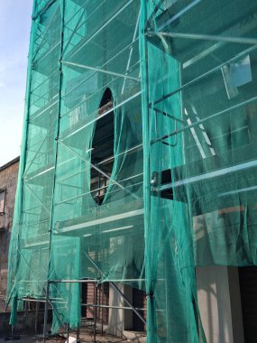 Yazın şehir inşaatında çalışma devam ediyor. Yeni bir apartman inşaatı.