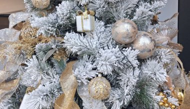 Toplar ve ışıklarla süslenmiş Noel ağacı